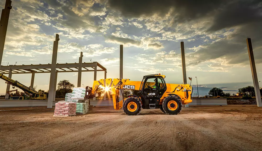 JCB 508-66TC tool carrier telescopic handler lifting pallet of materials.