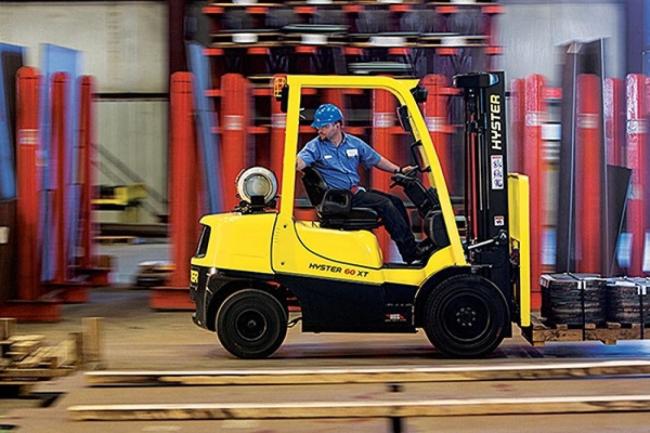 honest-look-at-forklift-rentals Hyster forklift reversing in a warehouse.