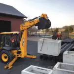 JCB 4CX-15 Super Backhoe Loader lifting cylinder blocks.