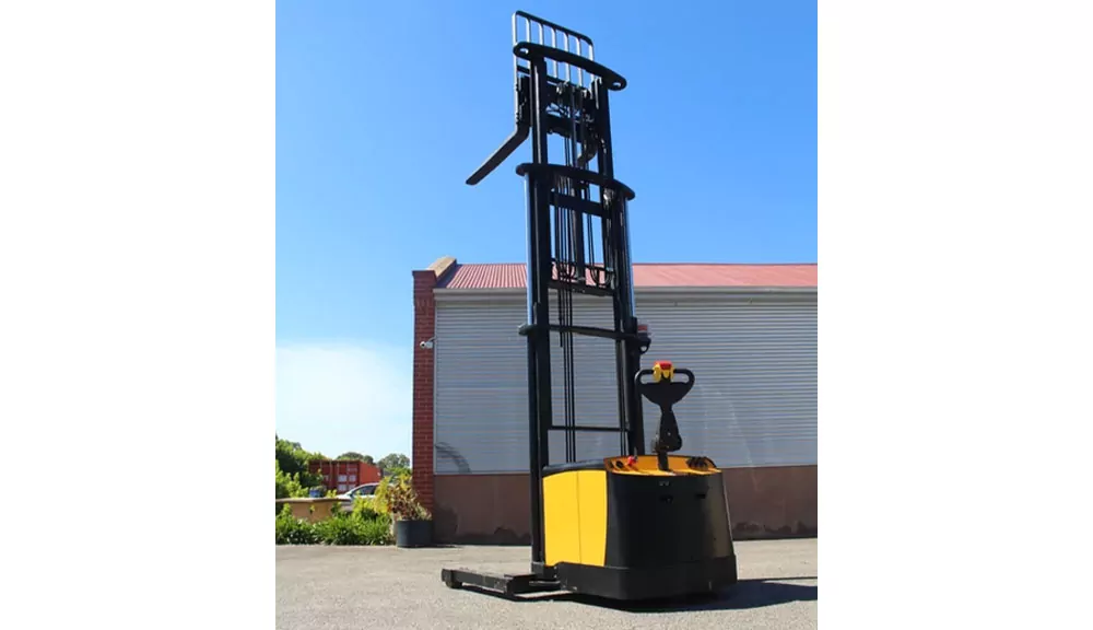 TASK PYTHON Straddle Stacker | Fairchild Equipment