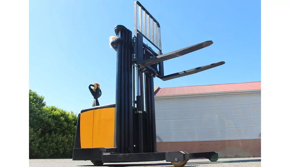 TASK PYTHON Straddle Stacker | Fairchild Equipment
