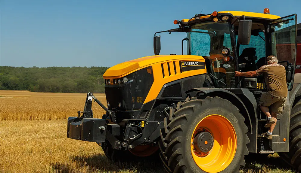 JCB 8330 Fastrac | Fairchild Equipment